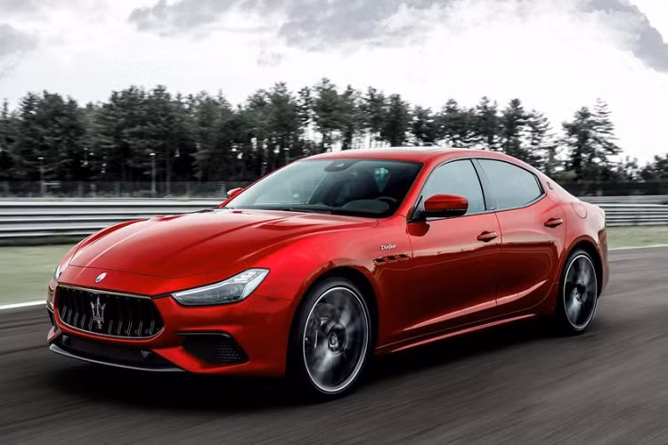 Vào tháng trước, hãng Maserati đã trình làng phiên bản hybrid mới của dòng sedan hạng sang Ghibli. Đến nay, hãng Maserati tiếp tục làm mới dòng sản phẩm của mình bằng cách vén màn phiên bản Trofeo của cặp đôi xe sang Maserati Ghibli và Quattroporte.
