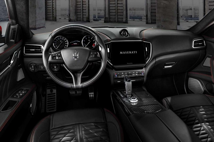 Riêng Maserati Ghibli Trofeo được trang bị nắp ca-pô mới với 2 khe gió giúp tản nhiệt tốt hơn cho khoang động cơ. Thiết kế nắp ca-pô này vốn giống với Maserati Levante Trofeo. Tương tự ngoại thất, nội thất của cặp đôi Maserati Ghibli Trofeo và Quattroporte Trofeo cũng có một số thay đổi đáng chú ý. Tại đây, chúng ta sẽ bắt gặp hệ thống thông tin giải trí nâng cấp với màn hình cảm ứng 10,1 inch thay vì 8,4 inch như ở phiên bản cũ. Không chỉ tăng kích thước, màn hình này còn có độ phân giải cao hơn, mang đến hình ảnh sắc nét hơn.