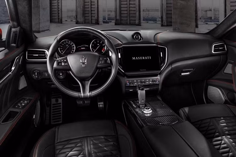 Riêng Maserati Ghibli Trofeo được trang bị nắp ca-pô mới với 2 khe gió giúp tản nhiệt tốt hơn cho khoang động cơ. Thiết kế nắp ca-pô này vốn giống với Maserati Levante Trofeo. Tương tự ngoại thất, nội thất của cặp đôi Maserati Ghibli Trofeo và Quattroporte Trofeo cũng có một số thay đổi đáng chú ý. Tại đây, chúng ta sẽ bắt gặp hệ thống thông tin giải trí nâng cấp với màn hình cảm ứng 10,1 inch thay vì 8,4 inch như ở phiên bản cũ. Không chỉ tăng kích thước, màn hình này còn có độ phân giải cao hơn, mang đến hình ảnh sắc nét hơn.