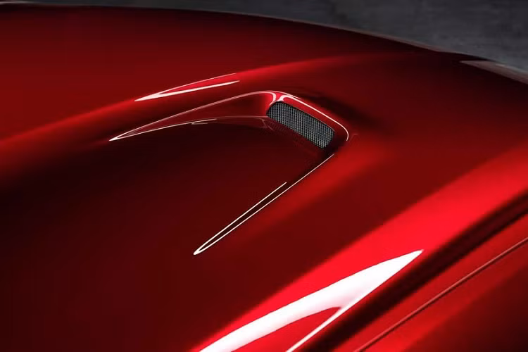 Bên cạnh động cơ Ferrari mạnh mẽ, Maserati Quattroporte Trofeo và Ghibli Trofeo còn có những điểm nhấn ngoại thất màu đỏ như dấu hiệu nhận biết so với phiên bản thường. Thêm vào đó là đầu xe cải tiến với lưới tản nhiệt mới và những chi tiết ngoại thất bằng sợi carbon. Đằng sau xuất hiện cụm đèn hậu cải tiến mang thiết kế giống Maserati Alfieri Concept và mẫu xe 3200 GT từng được sản xuất từ năm 1998 - 2002. Tiếp đến là bộ vành hợp kim 21 inch ở bên sườn.