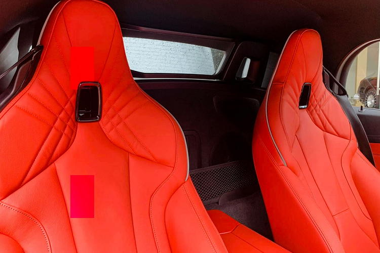 Bảng điều khiển trung tâm khá thon gọn và tối giản với bộ sạc điện thoại không dây, cổng kết nối USB cùng một ngăn trữ đồ nhỏ.