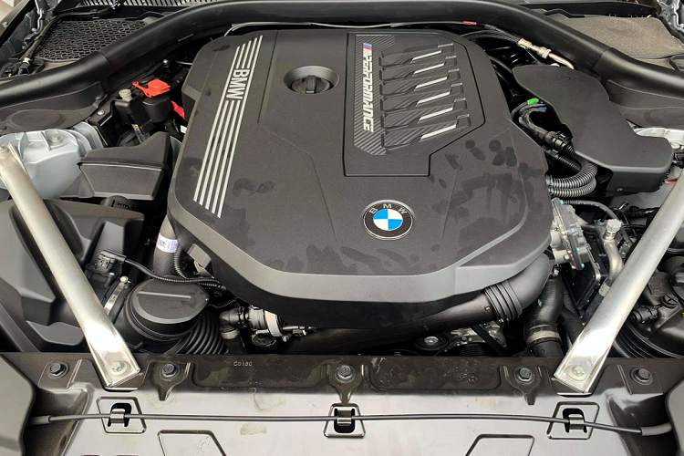 "Trái tim" của BMW Z4 M40i là khối động cơ tăng áp kép 6 xy-lanh dung tích 3.0 L, sản sinh công suất tối đa khoảng 380 mã lực và mô-men xoắn cực đại 500 Nm, đi kèm hộp số ly hợp kép 8 cấp. Mẫu xe mui trần có khả năng tăng tốc 0-100 km/h trong 4,2 giây.