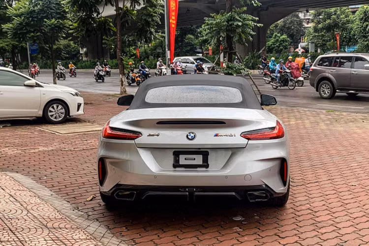 Ở phía sau, BMW Z4 M40i có phần đuôi tương đối ngắn và tinh chỉnh lại thanh cản hầm hố hơn. Cụm đèn hậu thiết kế mảnh mai, hệ thống ống xả kép và bộ khuếch tán gây ấn tượng với các điểm nhấn kim loại.