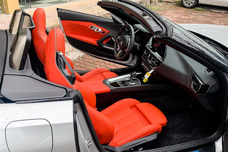 Bên trong, ghế được bọc da màu Magna Red tùy chọn. Giống như ngoại thất, nội thất xe cũng có nhiều điểm tương đồng với bản Coupe 8-Series như vô lăng thể thao 3 chấu hay cụm đồng hồ hiển thị kỹ thuật số hiện đại. Màn hình cảm ứng với hệ thống thông tin giải trí iDrive.