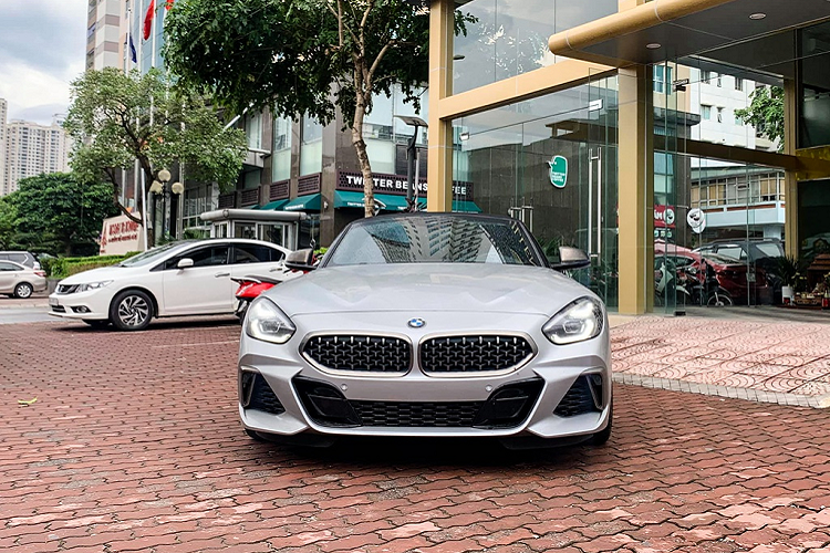 Chiếc BMW Z4 M40i mui trần này được nhập khẩu từ Mỹ, sở hữu nhiều tùy chọn đắt tiền. Ngoại thất của xe được sơn màu Glacier Silver Metallic.