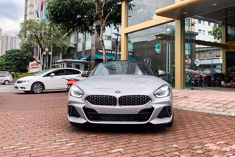 Chiếc BMW Z4 M40i mui trần này được nhập khẩu từ Mỹ, sở hữu nhiều tùy chọn đắt tiền. Ngoại thất của xe được sơn màu Glacier Silver Metallic.