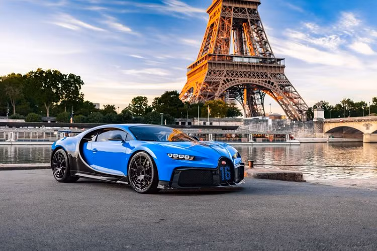 Giờ đây, khi hầu hết các quốc gia đã bắt đầu nới lỏng các biện pháp cách ly, Bugatti Chiron Pur Sport mới sẽ đến Thụy Sĩ, thông qua một chương trình đặc biệt. Đó là chuyến đi vòng quanh châu Âu của Bugatti Chiron Pur Sport, bắt đầu từ Paris, cùng một vài điểm dừng nữa trên đường đến Geneva, bao gồm London và Hamburg.