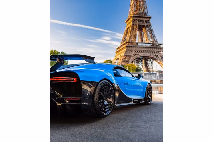 Giống như những siêu phẩm danh tiếng nhà Bugatti, Bugatti Chiron Pur Sport sẽ được sản xuất với số lượng giới hạn, chỉ 60 chiếc, việc lắp ráp sẽ bắt đầu vào nửa cuối năm nay. Giá xe Bugatti Chiron Pur Sport khởi điểm từ 3 triệu EUR (khoảng 76,9 tỷ đồng), chưa bao gồm thuế.