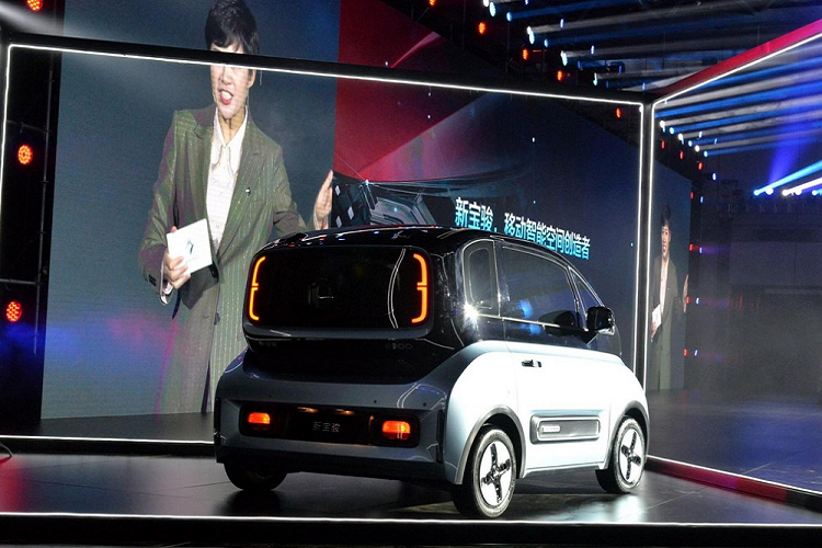 Không có nhiều thông tin chi tiết được chia sẻ qua thông cáo báo chí của công ty, nhưng một số trang truyền thông địa phương có cho biết rằng E300 sẽ được tung ra thị trường trong năm nay với cấu hình 2, 3, hoặc 4 ghế. Cấu hình 4 ghế sẽ nằm trong phiên bản trục cơ sở kéo dài mang tên dự đoán là E300+ với một mô tơ điện mạnh hơn 30% ở khoảng 55 mã lực.