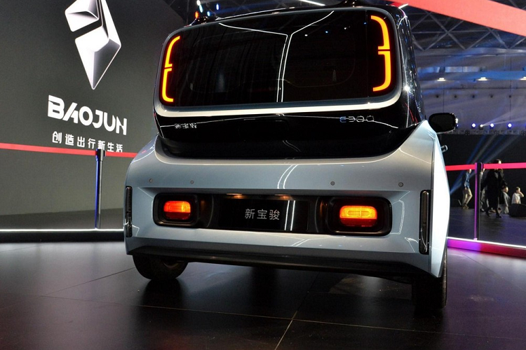 Đơn vị liên doanh của GM nói rằng khoang lái sẽ có phong cách thiết kế tối giản, với một vô lăng 2 chấu đặt ở trước bảng đồng hồ nổi, cửa thông gió, nút bấm và có lẽ chỉ thế mà thôi. Các thông tin khác về tính năng nội thất, không gian chứa hành lý và những thứ khác vẫn chưa được tiết lộ.