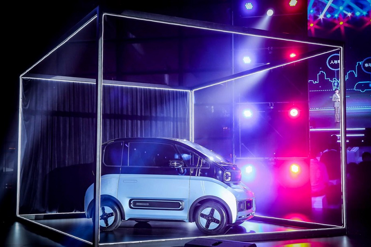 Liên doanh SAIC-GM-Wuling đã chính thức ra mắt mẫu xe ôtô điện Baojun E300, bán dưới thương hiệu Baojun tại thị trường nội địa Trung Quốc. Định vị trên E100 và E200, mẫu xe điện mới có một thiết kế tương lai kết hợp những cạnh sắc với nếp gấp mềm.