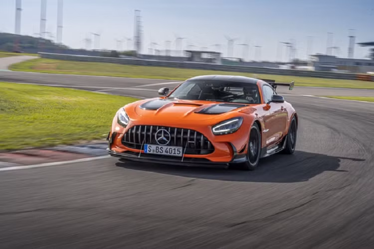 Cũng như các thị trường khác, Mercedes-AMG GT Black Series mới có giá bán đắt đỏ nhưng vẫn không đủ đáp ứng nhu cầu của khách hàng.