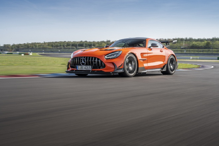 Nếu muốn phiên bản rẻ hơn, khách hàng có thể chọn giá xe Mercedes-AMG GT R Pro (321.409 USD). Tuy nhiên, chỉ 15 chiếc GT R Pro được bán tại Australia và việc sở hữu cũng không hề dễ dàng.