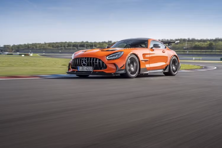 Nếu muốn phiên bản rẻ hơn, khách hàng có thể chọn giá xe Mercedes-AMG GT R Pro (321.409 USD). Tuy nhiên, chỉ 15 chiếc GT R Pro được bán tại Australia và việc sở hữu cũng không hề dễ dàng.