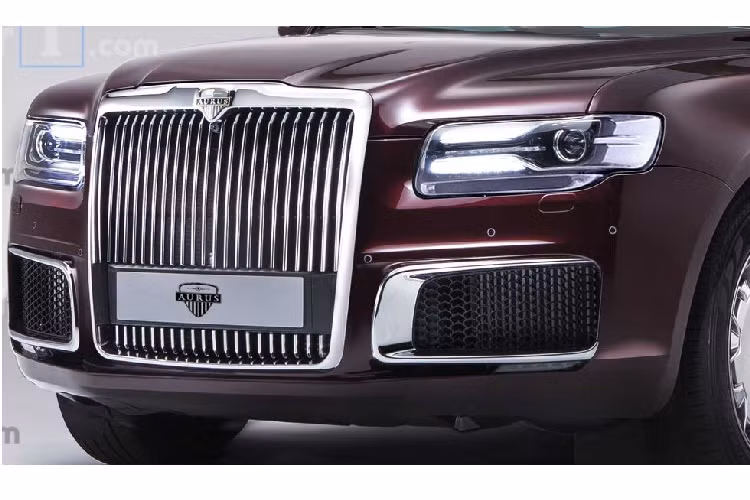 Và sắp tới đây, ông Putin sẽ có thêm một món đồ chơi mới với tên gọi là ‘Komendant’. Phiên bản gầm cao của Senat này từng xuất hiện lần đầu qua 1 đoạn giới thiệu ngắn tại khu vực phía bắc Scandinavia, cùng với người anh em Senat và chiếc minivan Arsenal. Sau đó, những hình ảnh được quay lại ở Bắc Thụy Điển có nhiều góc chụp cho thấy rõ mặt trước của chiếc xe.