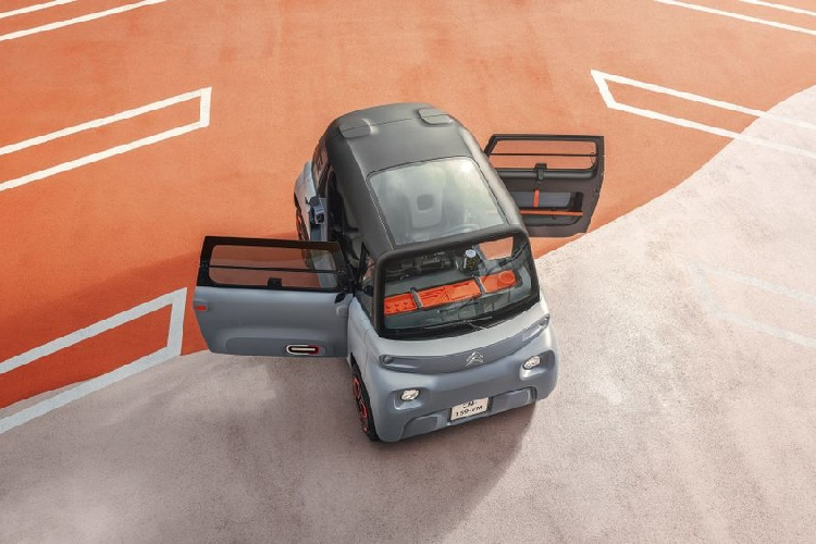 Theo Citroen, hãng hiện đã nhận được 1.000 đơn đặt hàng tại riêng thị trường Pháp. "Khách hàng đầu tiên mua xe là một thiếu niên đi cùng với bố", ông Olivier Garcia, giám đốc sản phẩm của hãng bán lẻ đồ điện tử Fnac Darty, tiết lộ. Theo ông Garcia, khách hàng của Citroen Ami đều là những người đang tìm kiếm phương tiện đi lại an toàn để thay thế xe máy điện hay moped.