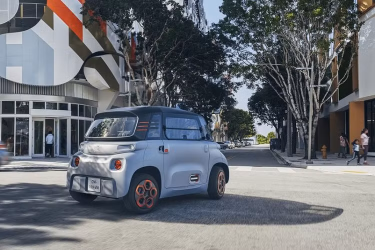 Đúng như tên gọi, Citroen Ami được trang bị mô-tơ điện và cụm pin 5,5 kWh bên dưới sàn. Hệ truyền động điện này cho phép xe đạt vận tốc tối đa chỉ 45 km/h và có phạm vi hoạt động khoảng 70 km. Thời gian sạc đầy pin cho Citroen Ami cũng khá ngắn, chỉ khoảng 3 tiếng đồng hồ.