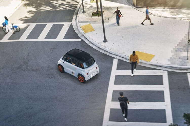 Gọi là ôtô nhưng Citroen Ami 2020 mới trên thực tế được phân loại là xe bốn bánh. Vì thế, những thiếu niên trên 14 tuổi có thể điều khiển Citroen Ami ra đường mà không cần có bằng lái. Trong tiếng Pháp, cái tên Ami vốn có nghĩa là "bạn bè". Mẫu xe này sở hữu chiều dài 2.410 mm và bán kính vòng quay 7,2 m.