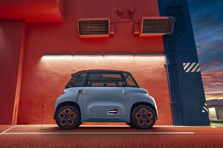Mới đây, thương hiệu ôtô Pháp Citroen đã chính thức tung mẫu xe điện nhỏ xinh mang tên Ami ra thị trường châu Âu. Trước đó, Citroen Ami cỡ nhỏ chỉ được dùng để cho thuê tại thị trường châu Âu từ hồi tháng 2 năm nay.