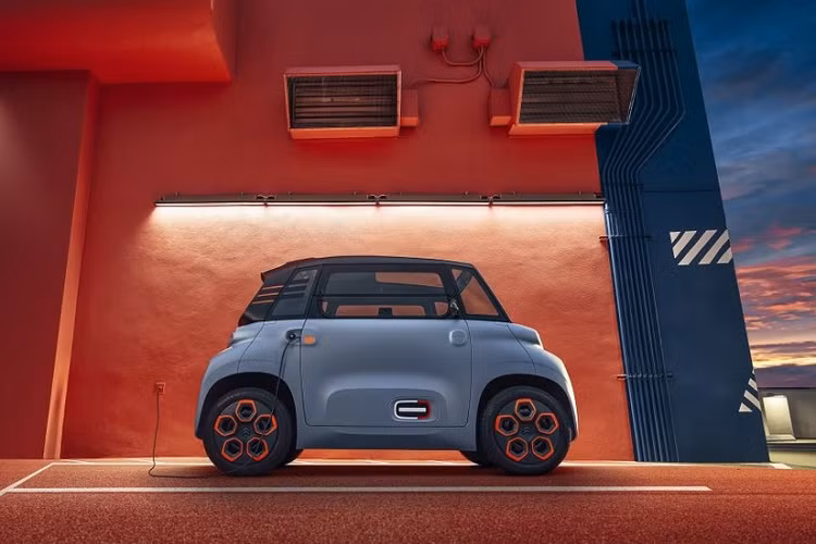 Mới đây, thương hiệu ôtô Pháp Citroen đã chính thức tung mẫu xe điện nhỏ xinh mang tên Ami ra thị trường châu Âu. Trước đó, Citroen Ami cỡ nhỏ chỉ được dùng để cho thuê tại thị trường châu Âu từ hồi tháng 2 năm nay.