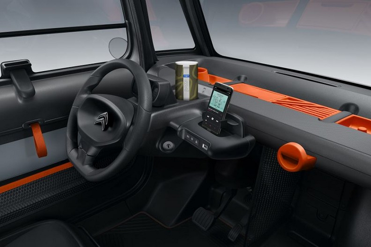 Bên ngoài, Citroen Ami sở hữu thiết kế khá dễ thương với 2 cửa, đèn pha và đèn hậu nhỏ hình tròn cùng bộ vành 5 chấu hình bông hoa. Đặc biệt, bản lề cửa bên ghế lái được lắp đằng sau trong khi bản lề bên ghế hành khách được lắp đằng trước.