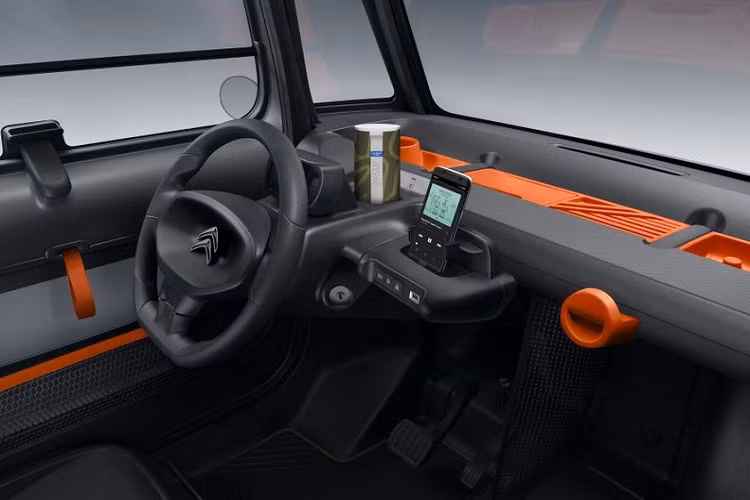 Bên ngoài, Citroen Ami sở hữu thiết kế khá dễ thương với 2 cửa, đèn pha và đèn hậu nhỏ hình tròn cùng bộ vành 5 chấu hình bông hoa. Đặc biệt, bản lề cửa bên ghế lái được lắp đằng sau trong khi bản lề bên ghế hành khách được lắp đằng trước.