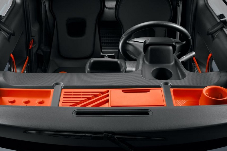 Bên trong Citroen Ami là nội thất đủ chỗ cho 2 người ngồi và có thiết kế đơn giản nhưng vẫn đủ để thu hút giới trẻ đam mê công nghệ. Theo đó, người lái có thể dùng điện thoại thông minh thay cho hệ thống thông tin giải trí. Ngoài ra, bên trong Citroen Ami còn có nhiều chỗ chứa đồ tiện dùng dù rất nhỏ bé. Hãng Citroen khẳng định người dùng có thể nhét 1 chiếc va ly xách tay ở dưới chân hành khách.