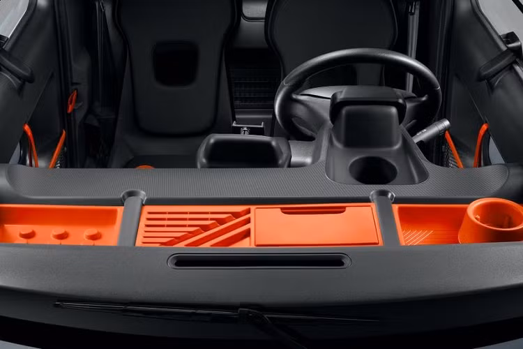 Bên trong Citroen Ami là nội thất đủ chỗ cho 2 người ngồi và có thiết kế đơn giản nhưng vẫn đủ để thu hút giới trẻ đam mê công nghệ. Theo đó, người lái có thể dùng điện thoại thông minh thay cho hệ thống thông tin giải trí. Ngoài ra, bên trong Citroen Ami còn có nhiều chỗ chứa đồ tiện dùng dù rất nhỏ bé. Hãng Citroen khẳng định người dùng có thể nhét 1 chiếc va ly xách tay ở dưới chân hành khách.