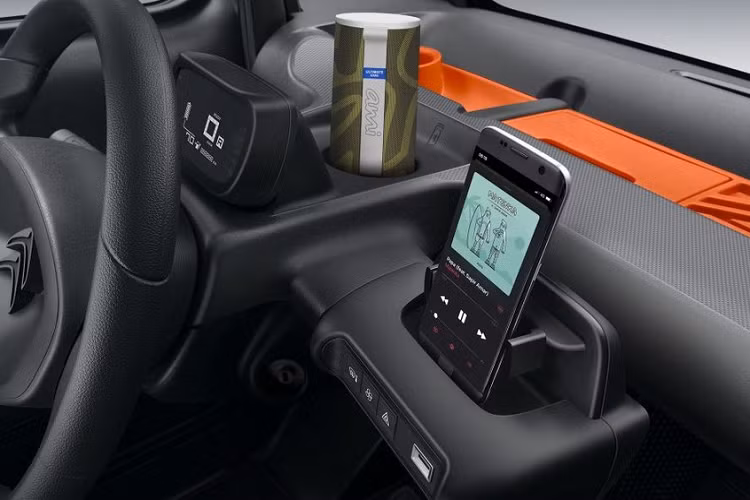 Phần thân vỏ của xe vốn được làm bằng nhựa nên khá nhẹ. Thêm vào đó là cửa sổ cố định, có thể mở một nửa bên sườn. Cửa sổ này, cộng thêm một nửa phần nóc được làm bằng kính, hứa hẹn mang đến cảm giác thoáng và tầm nhìn tốt cho người ngồi bên trong xe.