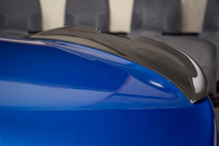 Bước vào bên trong, phiên bản M8 này dường như đã đi theo triết lý thiết kế tương phản với 2 tone màu kể trên và một loạt các chi tiết bằng sợi carbon trên khu vực thao tác trung tâm.