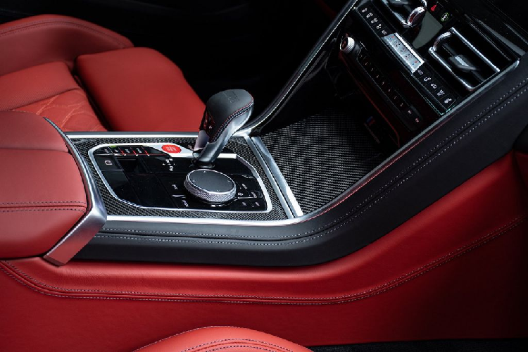 Về khả năng vận hành, khối động cơ V8 4.4 lít Tăng áp kép của M8 Competition Gran Coupe sản sinh lượng công suất cực đại 616 mã lực và 750 Nm. Khối sức mạnh này được truyền tải xuống cả 4 bánh xe thông qua hệ dẫn động xDrive AWD và một hộp số M Steptronic 8 cấp.