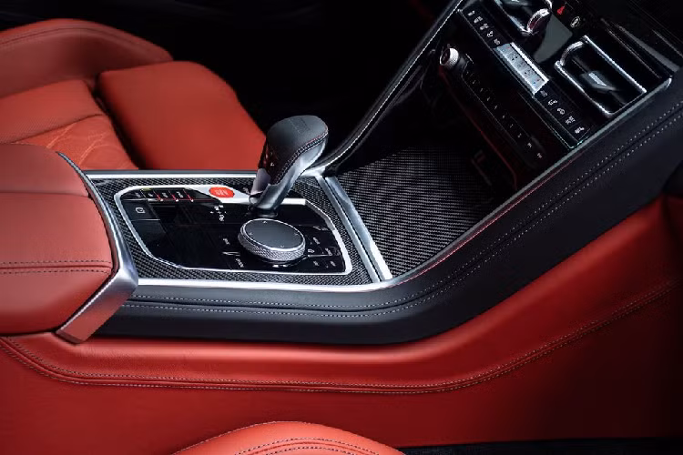 Về khả năng vận hành, khối động cơ V8 4.4 lít Tăng áp kép của M8 Competition Gran Coupe sản sinh lượng công suất cực đại 616 mã lực và 750 Nm. Khối sức mạnh này được truyền tải xuống cả 4 bánh xe thông qua hệ dẫn động xDrive AWD và một hộp số M Steptronic 8 cấp.