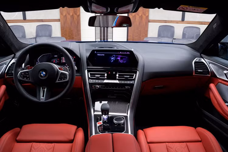 Ngoài ra, phiên bản M8 này vẫn xuất hiện với một số trang bị trên bản Competition như các đường viền và huy hiệu tối màu, cùng với một loạt các chi tiết bằng sợi carbon bao gồm bộ cản trước, thanh lip sau, bộ khuếch tán thể thao hay ốp gương chiếu hậu.