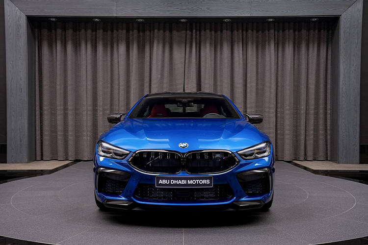 Xuất hiện tại một điểm đến quen thuộc của những chiếc BMW lạ mắt, bản phối màu Sonic Speed Blue này của BMW M8 Competition Gran Coupe mới hiện đang được trưng bày tại đại lý Abu Dhabi (Thủ đô của Các tiểu Vương quốc Ả rập Thống nhất). Không chỉ đặc biệt bởi thông số động cơ đáng nể, cách phối màu nội – ngoại thất của xe này còn rất nổi bật.