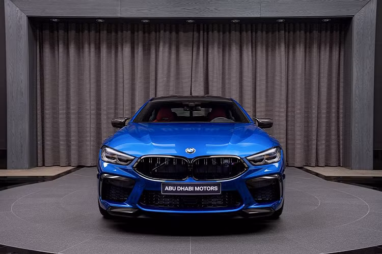 Xuất hiện tại một điểm đến quen thuộc của những chiếc BMW lạ mắt, bản phối màu Sonic Speed Blue này của BMW M8 Competition Gran Coupe mới hiện đang được trưng bày tại đại lý Abu Dhabi (Thủ đô của Các tiểu Vương quốc Ả rập Thống nhất). Không chỉ đặc biệt bởi thông số động cơ đáng nể, cách phối màu nội – ngoại thất của xe này còn rất nổi bật.