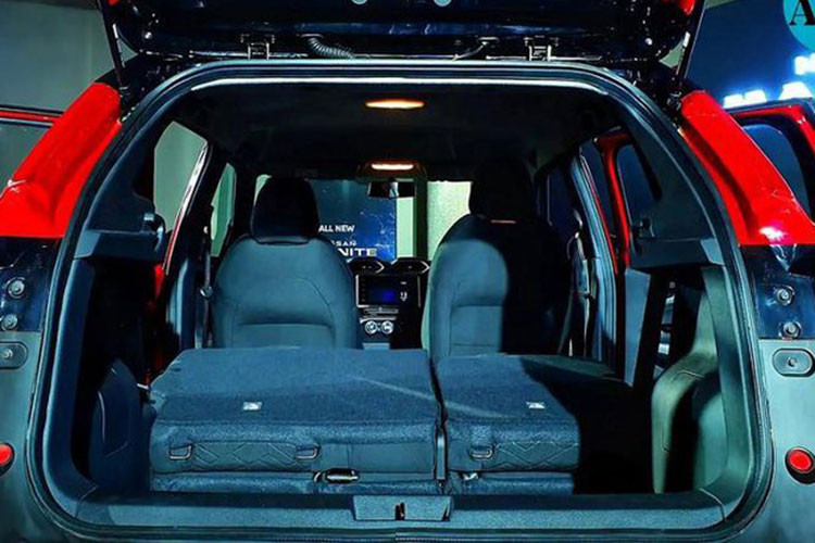 Về trang bị ngoại thất, Nissan Magnite 2021 tại thị trường Ấn Độ có lưới tản nhiệt một mảnh, đèn pha LED, dải đèn LED định vị ban ngày hình chữ L, vành hợp kim 16 inch phối 2 màu, đèn hậu Halogen và cánh gió mui.