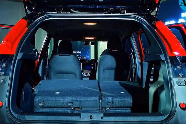 Về trang bị ngoại thất, Nissan Magnite 2021 tại thị trường Ấn Độ có lưới tản nhiệt một mảnh, đèn pha LED, dải đèn LED định vị ban ngày hình chữ L, vành hợp kim 16 inch phối 2 màu, đèn hậu Halogen và cánh gió mui.