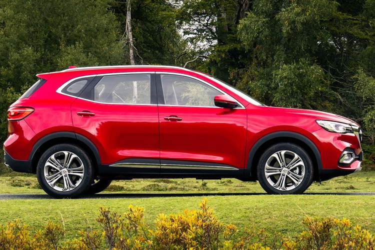 Cũng theo nguồn tin, MG HS sẽ được bán ra tại thị trường Việt Nam với 2 phiên bản, bao gồm bản động cơ 1.5L tăng áp và bản động cơ 2.0L tăng áp. Giá xe MG HS 2020 sẽ dao động trong khoảng từ 800 - 1 tỷ đồng, tức ngang bằng so với các đối thủ nặng ký trong nước như Mazda CX-5, Honda CR-V hay Hyundai Tucson.