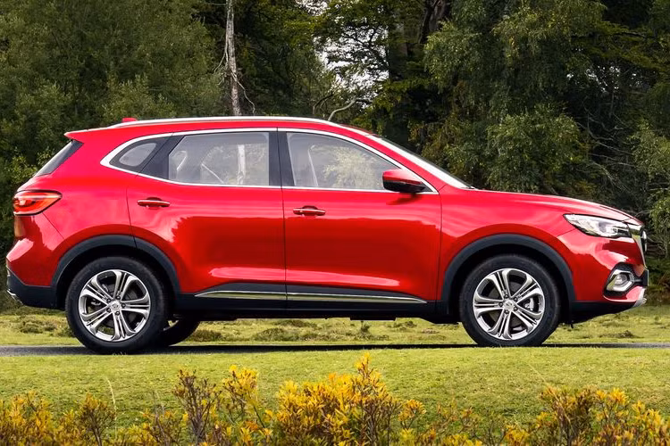 Cũng theo nguồn tin, MG HS sẽ được bán ra tại thị trường Việt Nam với 2 phiên bản, bao gồm bản động cơ 1.5L tăng áp và bản động cơ 2.0L tăng áp. Giá xe MG HS 2020 sẽ dao động trong khoảng từ 800 - 1 tỷ đồng, tức ngang bằng so với các đối thủ nặng ký trong nước như Mazda CX-5, Honda CR-V hay Hyundai Tucson.