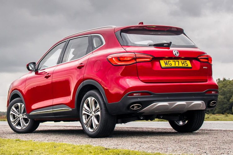 MG HS có thông số kích thước kỹ thuật chiều dài x rộng x cao lần lượt là: 4.574 x 1.876 x 1.664 (mm), chiều dài cơ sở 2.720 mm. Xe có khoang hành lý 463 lít và tăng lên 1.287 lít khi gập hai hàng ghế sau. 