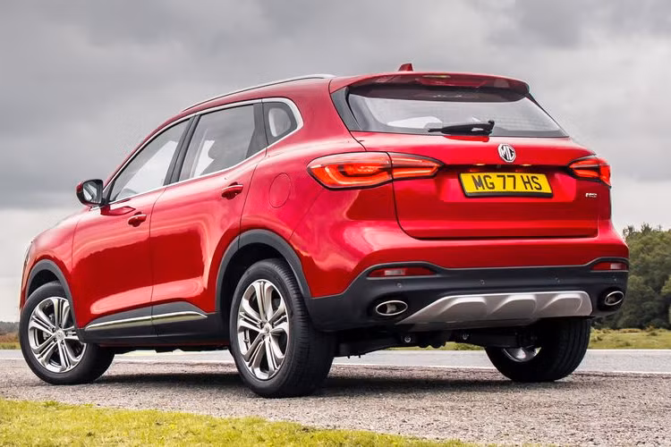 MG HS có thông số kích thước kỹ thuật chiều dài x rộng x cao lần lượt là: 4.574 x 1.876 x 1.664 (mm), chiều dài cơ sở 2.720 mm. Xe có khoang hành lý 463 lít và tăng lên 1.287 lít khi gập hai hàng ghế sau. 