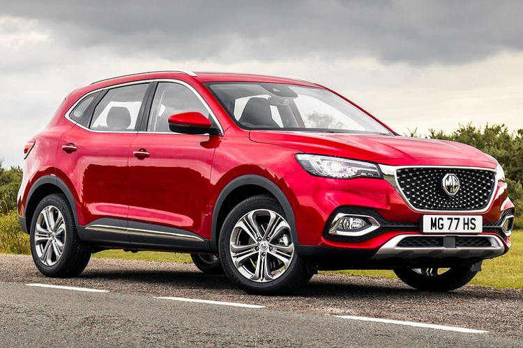 Tuy là một cái tên mới tại Việt Nam nhưng thực tế, MG HS 2020 mới là mẫu crossover bán chạy hàng đầu ở Thái Lan. Mẫu crossover này được trang bị khá đầy đủ các công nghệ hỗ trợ người lái như đèn full-led có cảm biến bật/tắt, viền trang trí crome sáng màu, mâm xe 18 inch, gương chiếu hậu chỉnh điện, cốp đóng/mở điện...