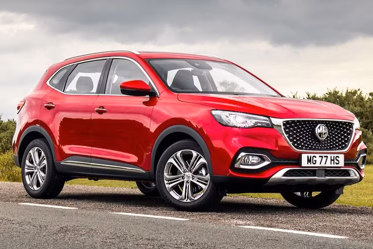 Tuy là một cái tên mới tại Việt Nam nhưng thực tế, MG HS 2020 mới là mẫu crossover bán chạy hàng đầu ở Thái Lan. Mẫu crossover này được trang bị khá đầy đủ các công nghệ hỗ trợ người lái như đèn full-led có cảm biến bật/tắt, viền trang trí crome sáng màu, mâm xe 18 inch, gương chiếu hậu chỉnh điện, cốp đóng/mở điện...