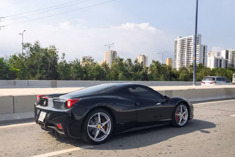Sinh ra để nối tiếp sự thành công của đàn anh F430, 458 Italia thậm chí còn mang đến những thành tựu ngoài mong đợi khi đem về cho thương hiệu siêu xe Ý một số giải thưởng như “Car of the Year 2010” hay “Supercar of the Year 2010”