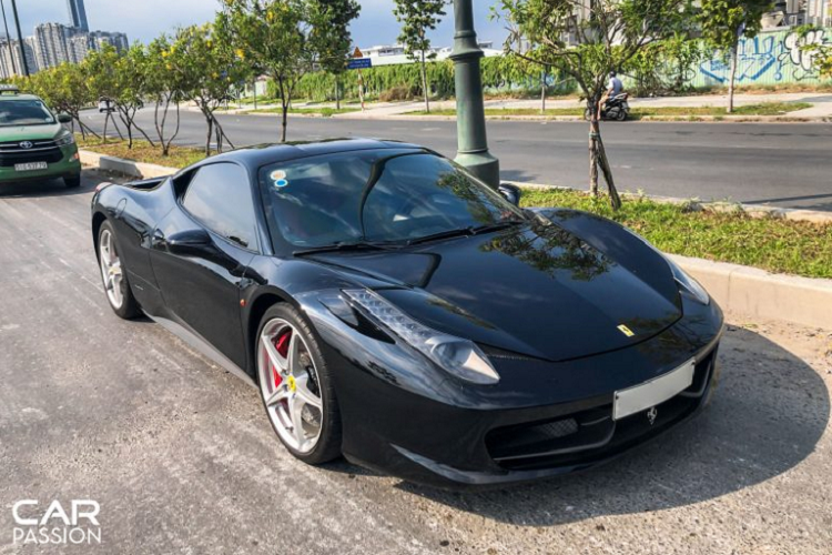 Với những mẫu siêu xe mang logo “ngựa chồm”, khách hàng thường xuyên lựa chọn lớp sơn ngoại thất màu đỏ Rosso Corsa đặc trưng hoặc sắc vàng Giallo Modena cho xe của mình, điều này khiến cho những chiếc Ferrari mang các màu sắc khác biệt trở thành “của lạ”. Chiếc siêu xe Ferrari 458 Italia xuất hiện trong bài viết là chiếc Ferrari đầu tiên tại Việt Nam khoác lên mình lớp sơn đen mạnh mẽ.