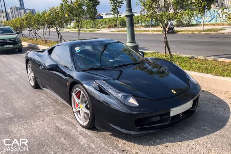 Với những mẫu siêu xe mang logo “ngựa chồm”, khách hàng thường xuyên lựa chọn lớp sơn ngoại thất màu đỏ Rosso Corsa đặc trưng hoặc sắc vàng Giallo Modena cho xe của mình, điều này khiến cho những chiếc Ferrari mang các màu sắc khác biệt trở thành “của lạ”. Chiếc siêu xe Ferrari 458 Italia xuất hiện trong bài viết là chiếc Ferrari đầu tiên tại Việt Nam khoác lên mình lớp sơn đen mạnh mẽ.