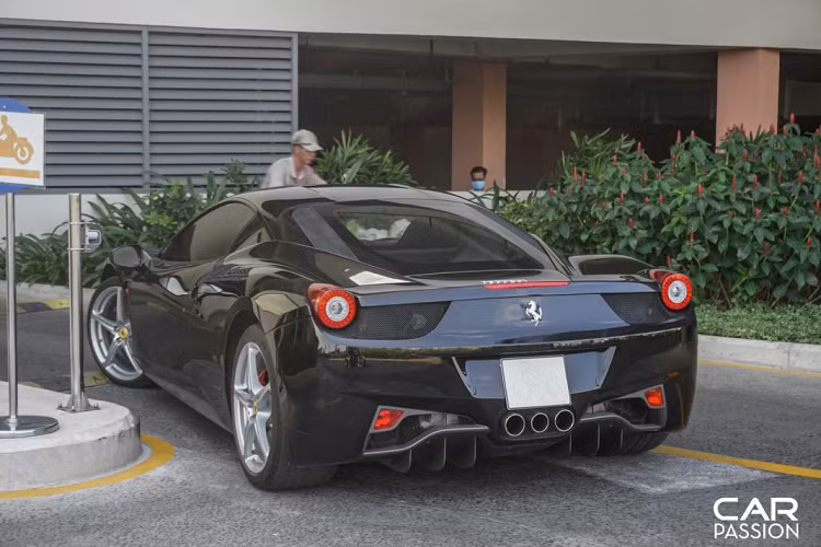 Mới đây nhất, chiếc Ferrari 458 Italia đầu tiên về nước đã tái xuất đường phố sau thời gian dài được chủ nhân cất giữ trong garage, đây là dịp hiếm hoi những người yêu xe trong nước có cơ hội để bắt gặp một trong những chiếc 458 Italia còn “zin” hiếm hoi tại Việt Nam.