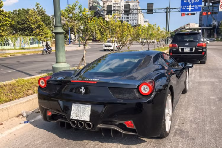 Là thành quả của sự hợp tác giữa Ferrari và studio thiết kế lừng danh Pininfarina, ngoại thất của Ferrari 458 Italia là sự pha trộn hài hòa giữa thiết kế mềm mại cùng với nét thể thao trên các mẫu xe mang logo “ngựa chồm”. Có lẽ chính vì thiết kế mang tính đột phá so với người tiền nhiệm F430, xe vẫn thu hút được không ít người tìm mua, ngay cả khi “siêu ngựa” đến nay đã hơn 10 năm tuổi.