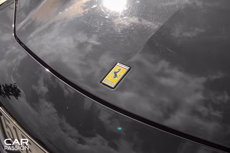 Bên cạnh đó, phần lớn những chiếc Ferrari 458 Italia tại Việt Nam đều được chủ nhân độ lại với nhiều đồ chơi đắt giá như bộ đôi 458 Italia độ Liberty Walk hiện đang định cư tại Hà Nội hay chiếc 458 độ Misha Designs của một doanh nhân tại Hải Phòng. Mặc dù vậy, vẫn có những chủ nhân yêu thích vẻ đẹp nguyên bản trên Ferrari 458 Italia vốn được đánh giá rất cao nhờ sở hữu những đường nét thiết kế đầy quyến rũ.