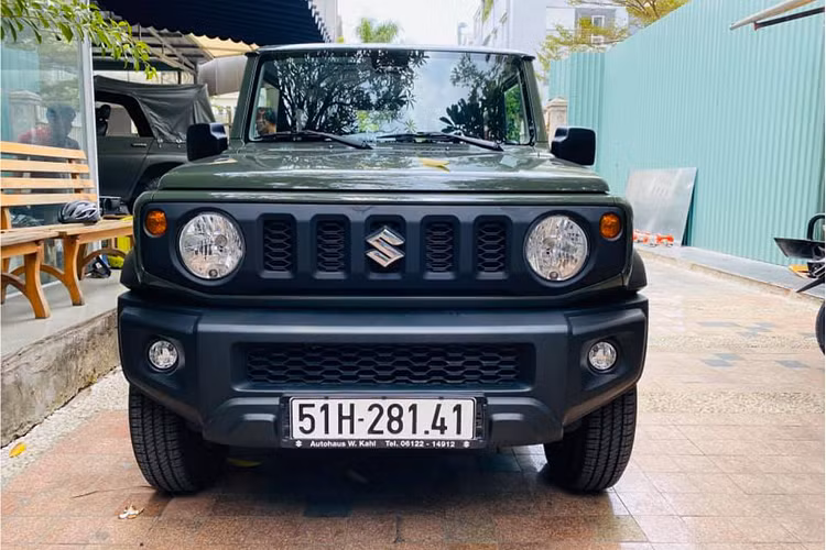Đây là một trong hai chiếc Suzuki Jimny đời mới đầu tiên được đưa về Việt Nam, bộ đôi sở hữu ai màu sắc màu sắc khác nhau gồm: Xám (Pearl Medium Gray) và Xanh Rêu (Solid Jungle Green).